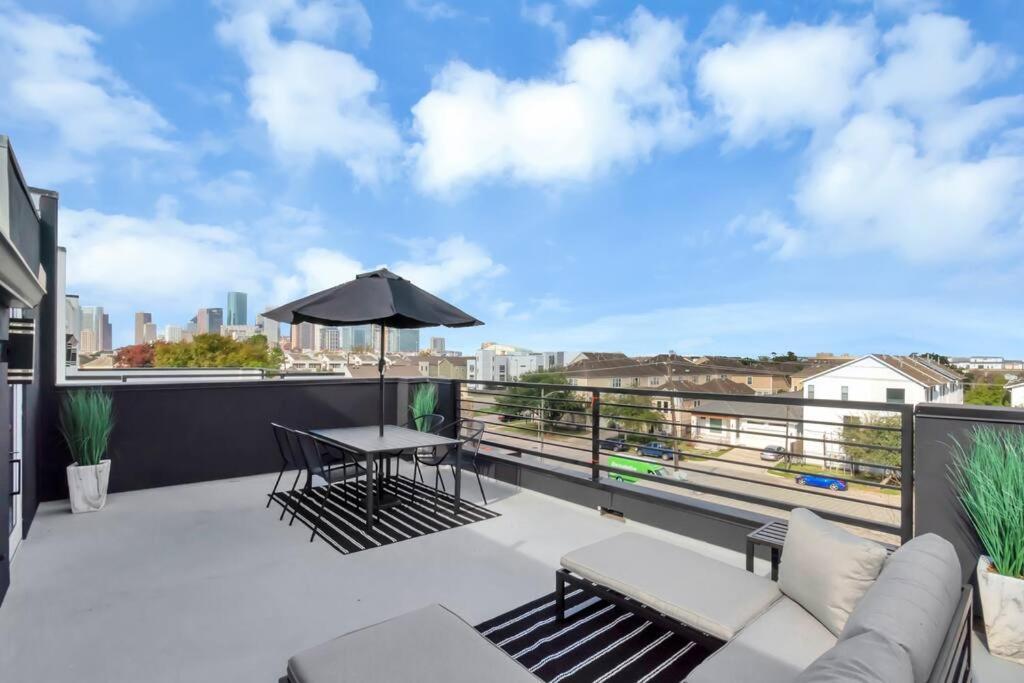 The Spot! Downtown Skyline Views! Sleeps 12 Сasa de vacaciones *