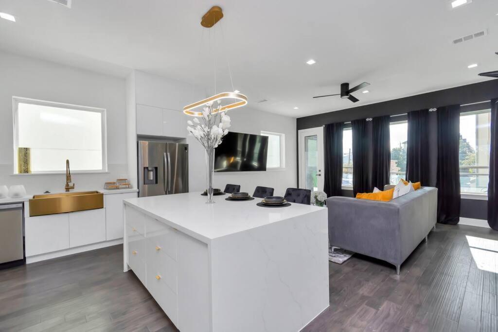 Сasa de vacaciones The Spot! Downtown Skyline Views! Sleeps 12