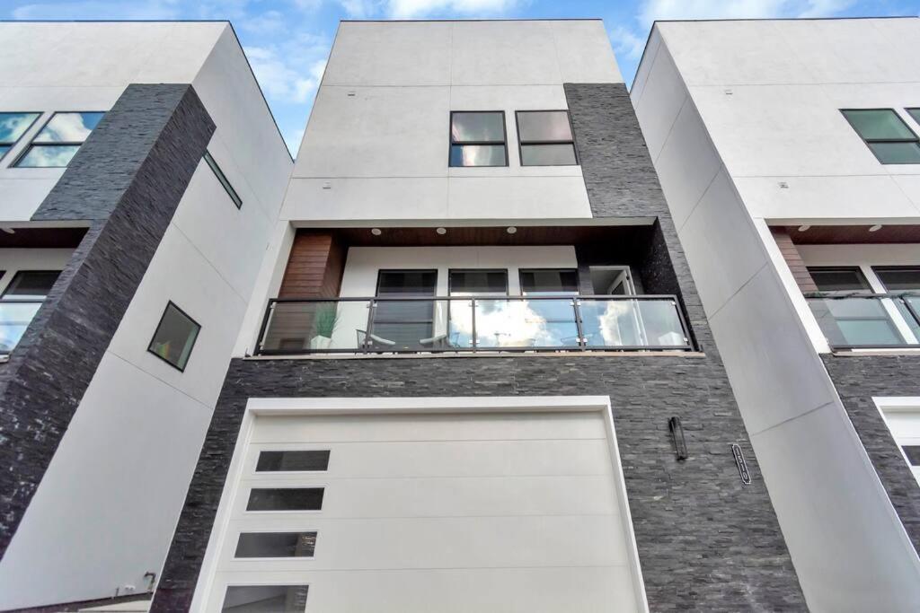 The Spot! Downtown Skyline Views! Sleeps 12 Сasa de vacaciones *