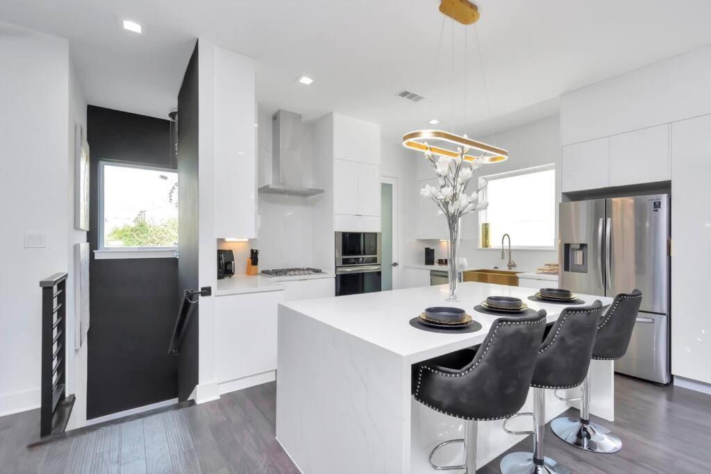 The Spot! Downtown Skyline Views! Sleeps 12 Сasa de vacaciones *